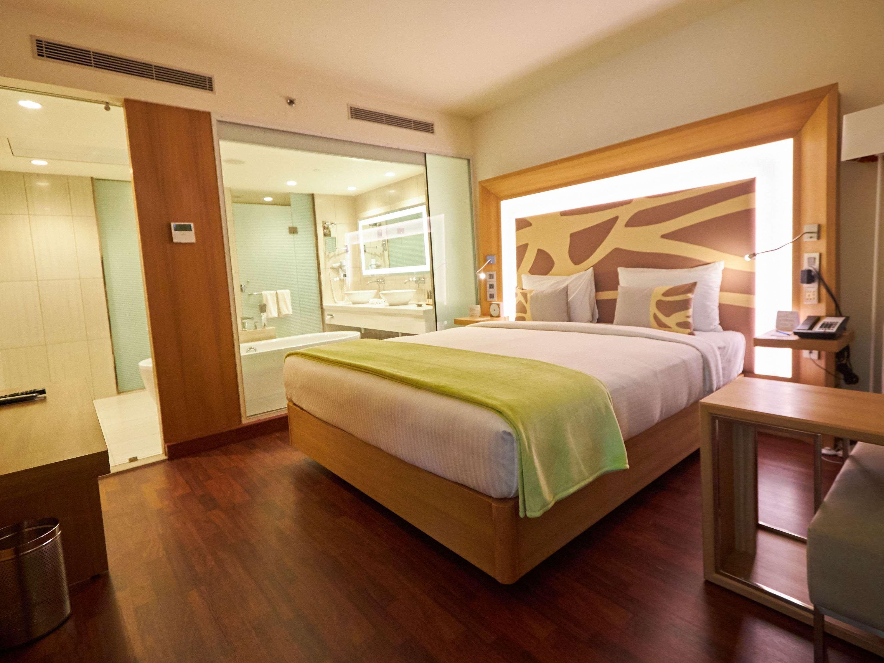 Novotel Chennai Sipcot Екстер'єр фото A room at the Park Inn