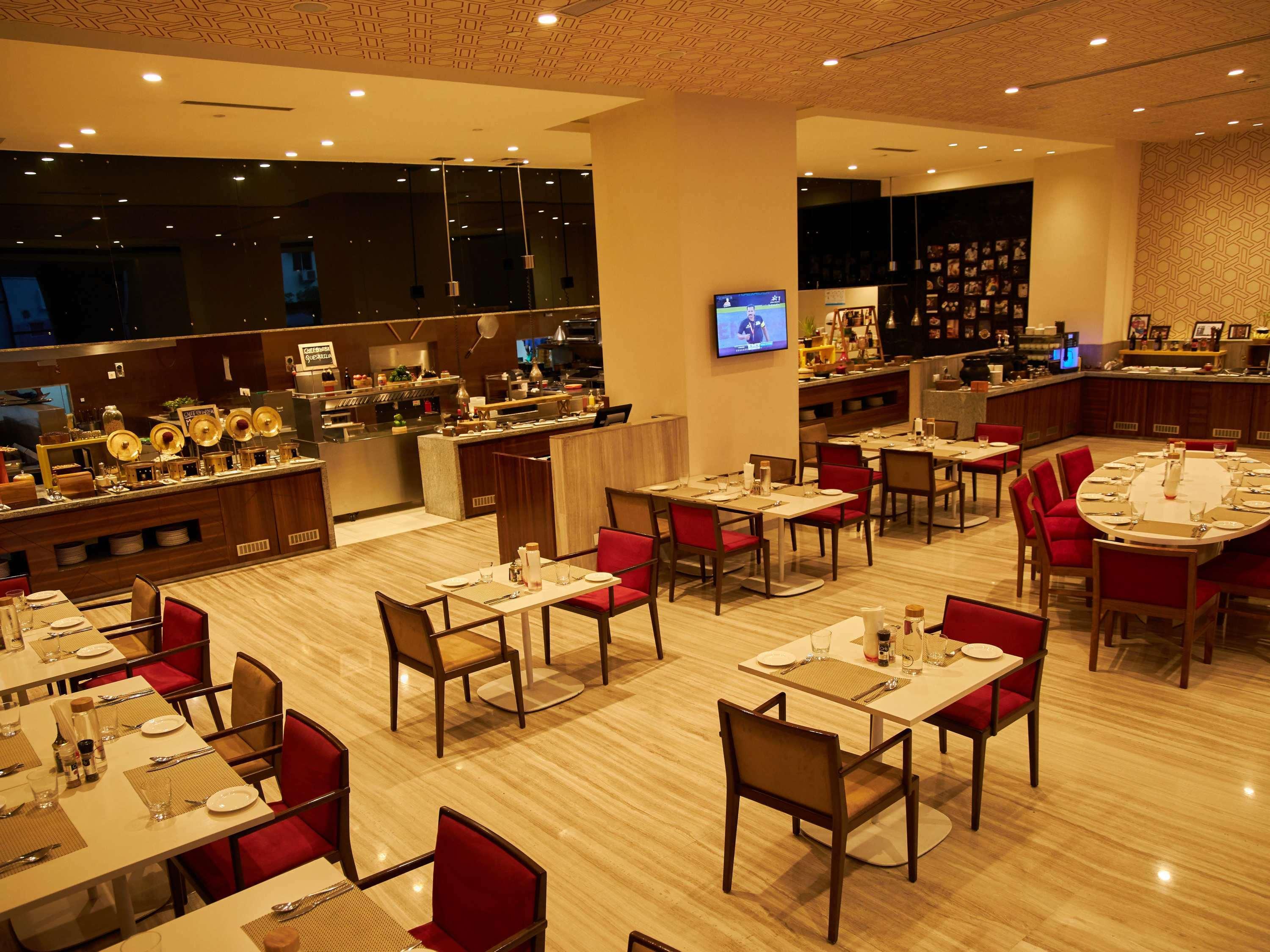 Novotel Chennai Sipcot Екстер'єр фото The restaurant at the hotel