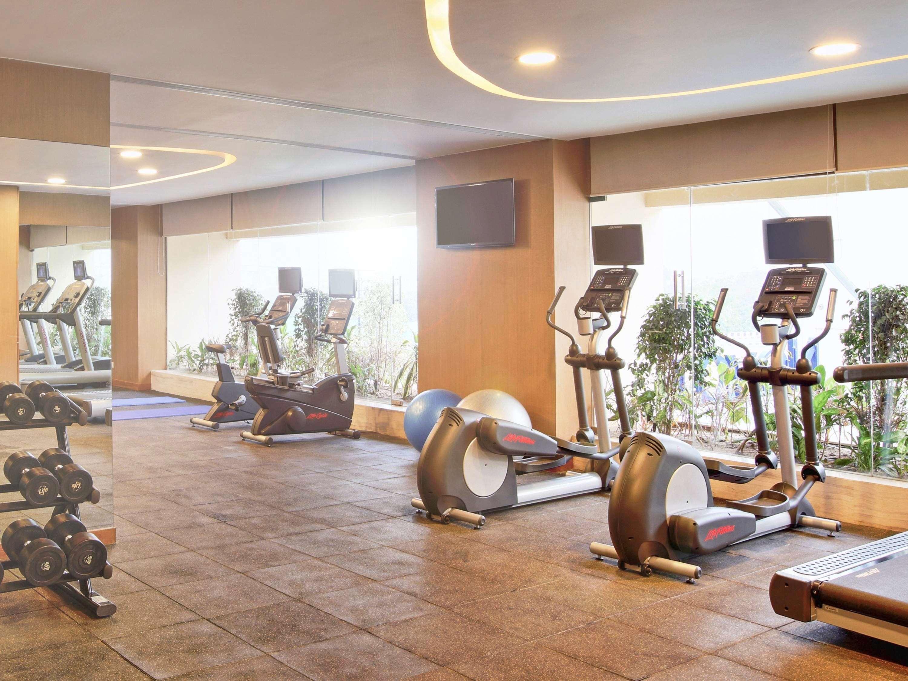 Novotel Chennai Sipcot Екстер'єр фото The gym at the hotel