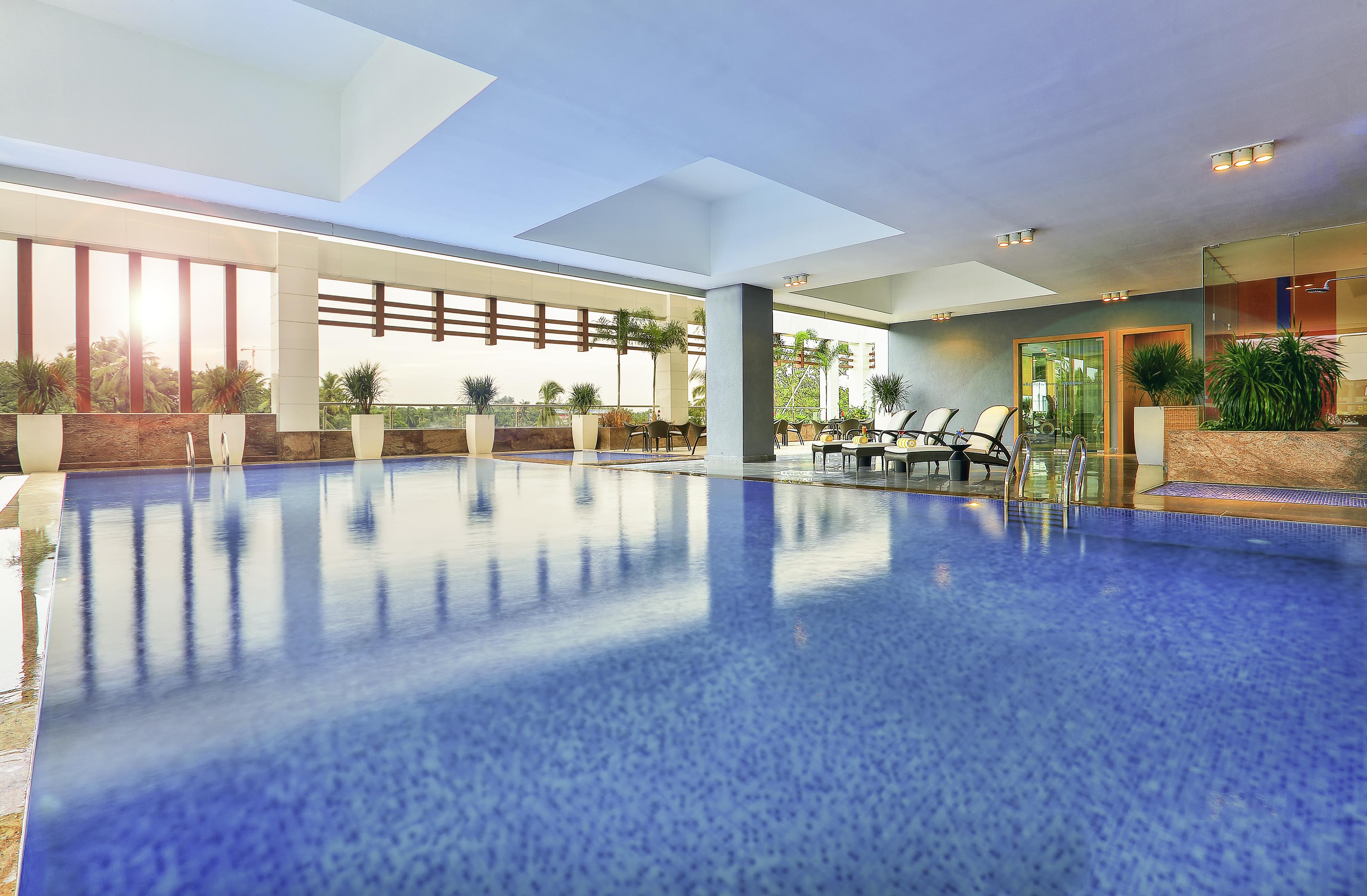 Novotel Chennai Sipcot Екстер'єр фото The swimming pool at the hotel