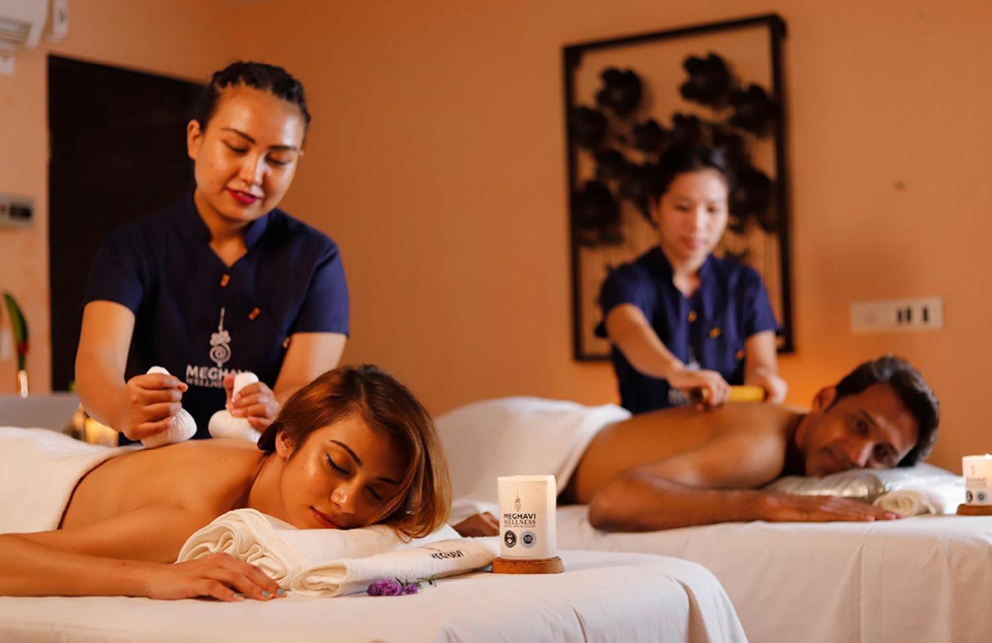 Novotel Chennai Sipcot Екстер'єр фото Ayurvedic massage at a spa in India