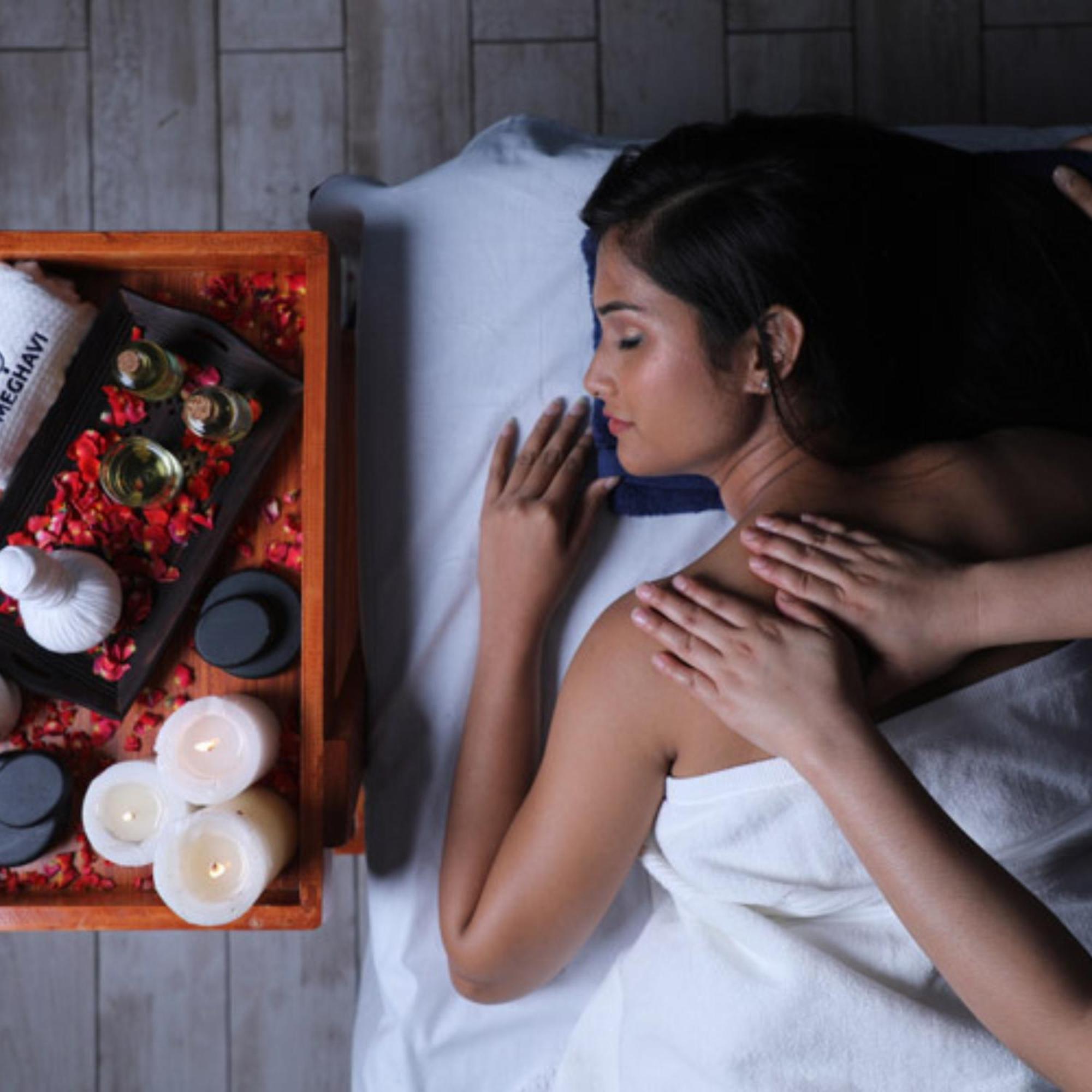 Novotel Chennai Sipcot Екстер'єр фото A woman receiving a massage