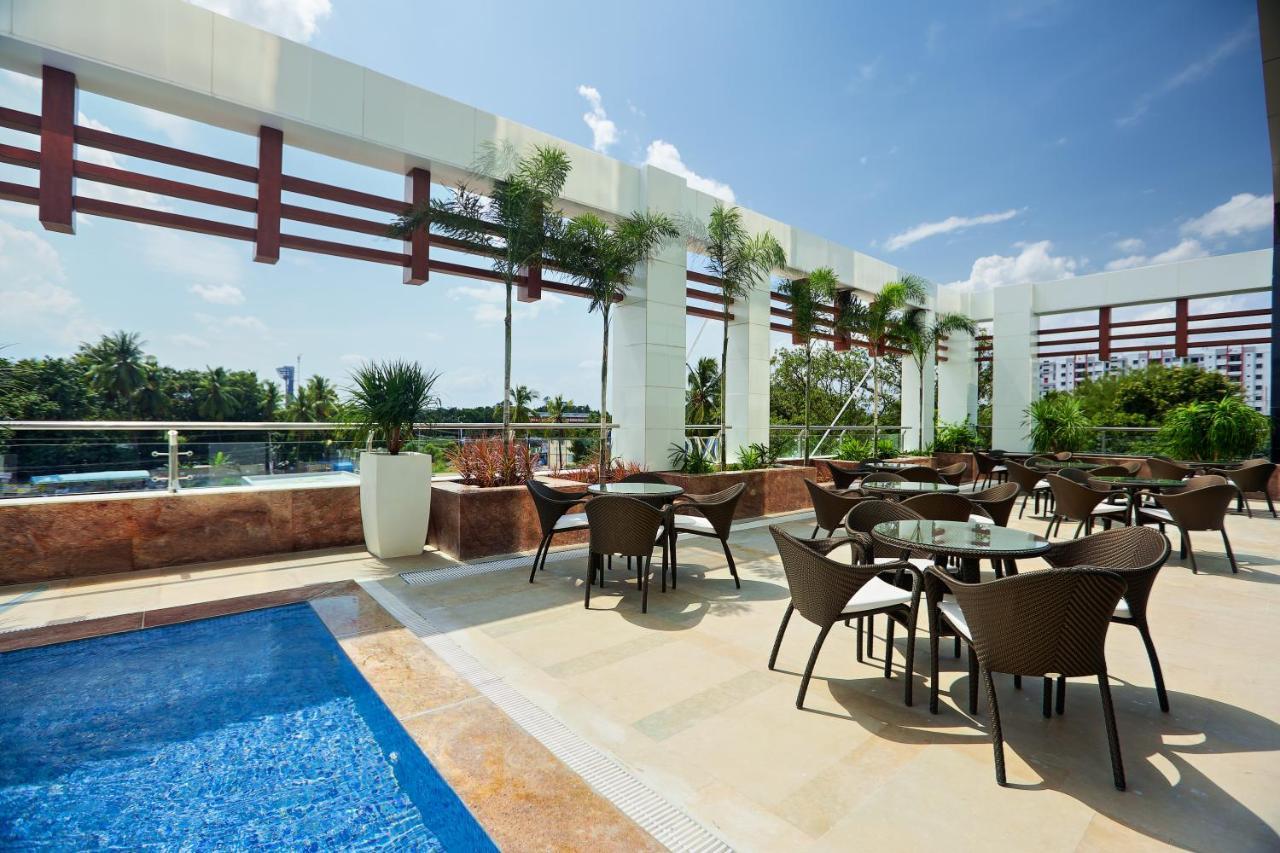 Novotel Chennai Sipcot Екстер'єр фото Rooftop pool at the hotel