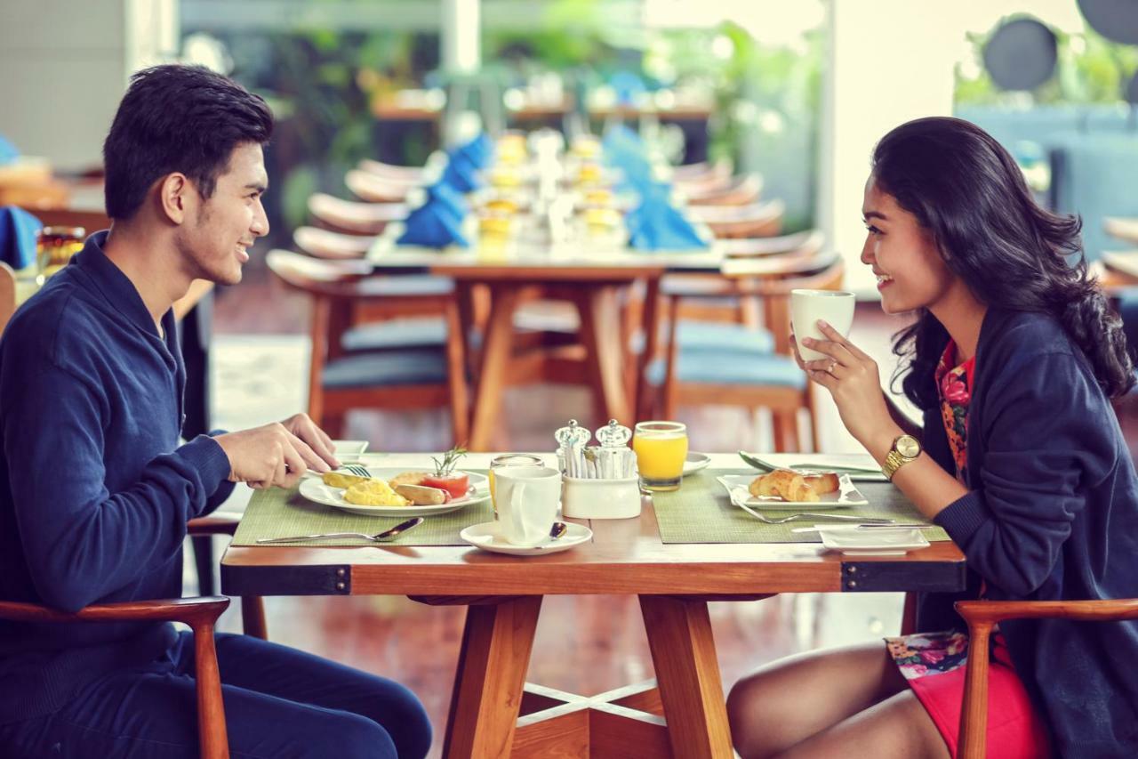 Novotel Chennai Sipcot Екстер'єр фото A couple eating breakfast