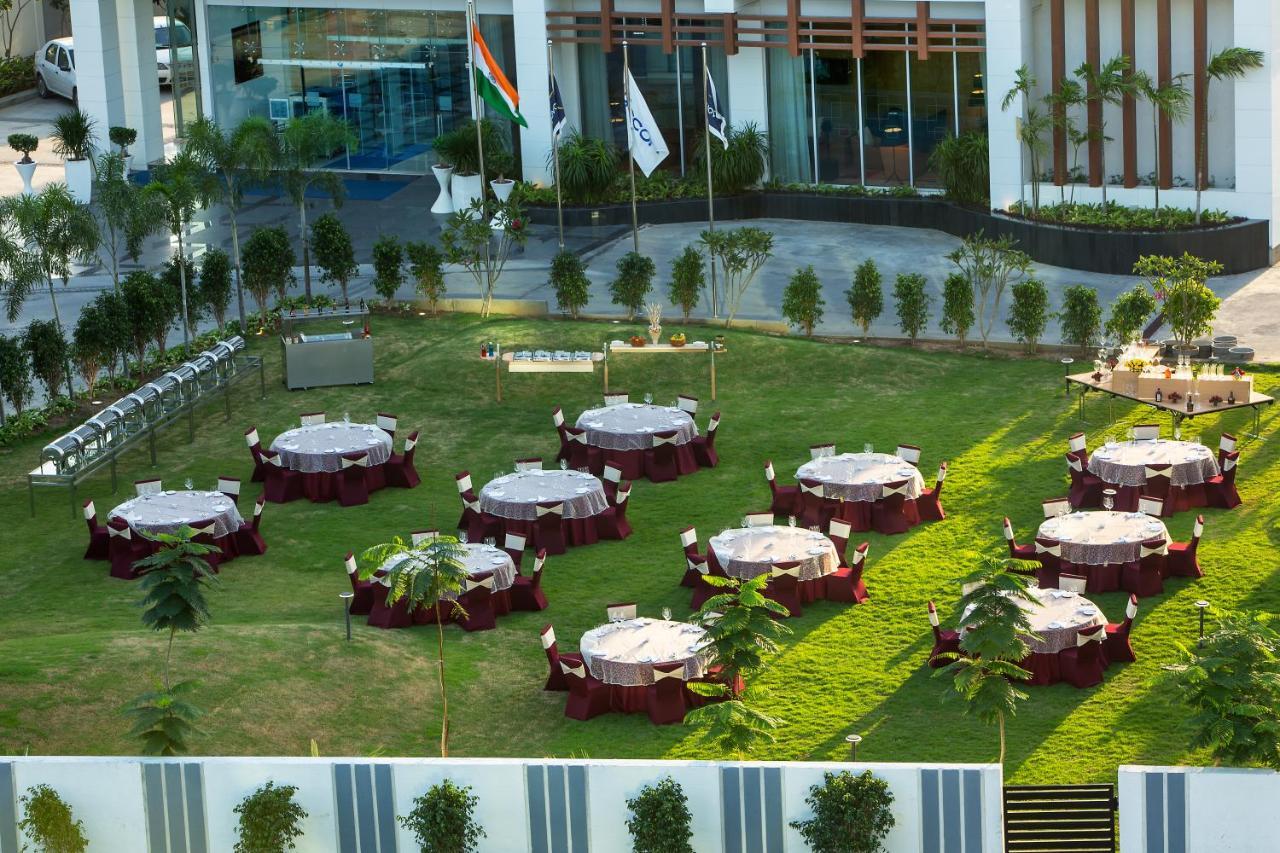 Novotel Chennai Sipcot Екстер'єр фото The lawn at the hotel