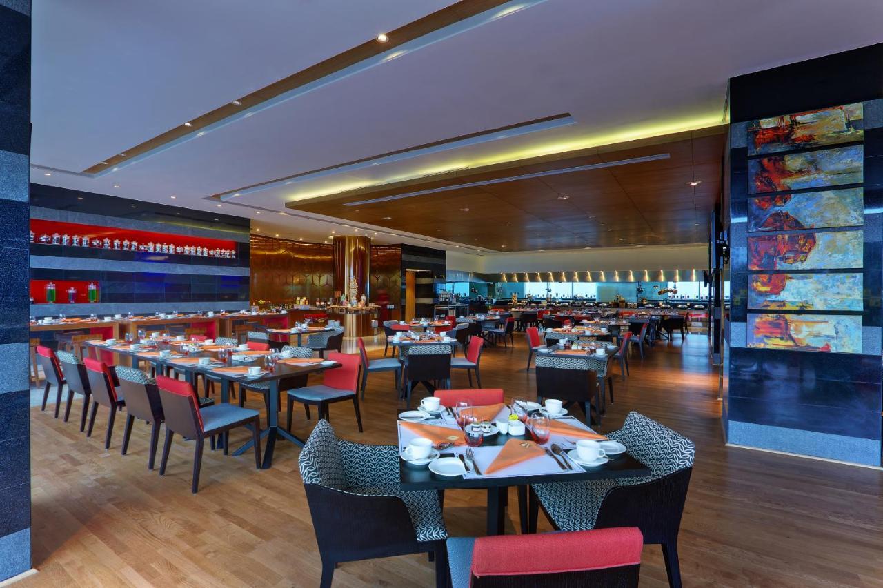Novotel Chennai Sipcot Екстер'єр фото The interior of the restaurant
