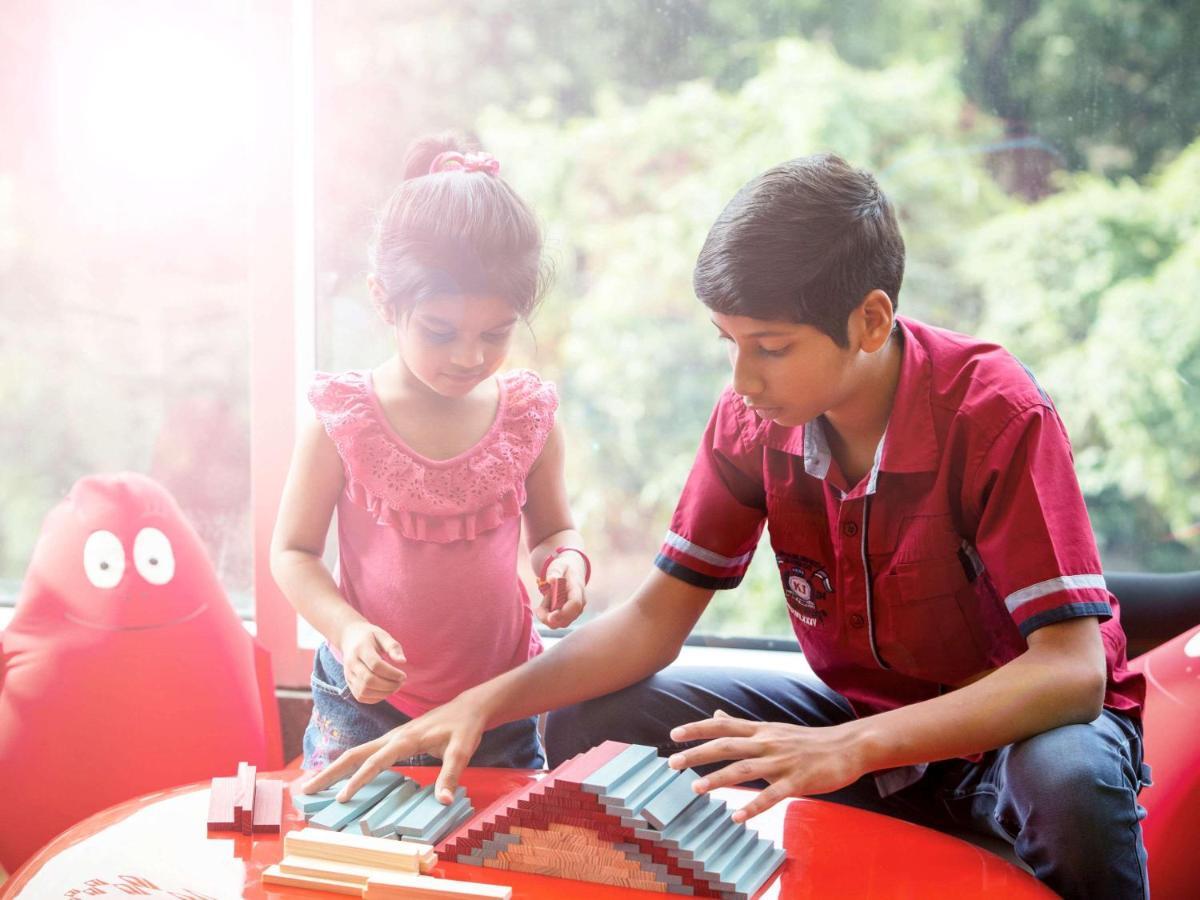 Novotel Chennai Sipcot Екстер'єр фото Children playing with the piano